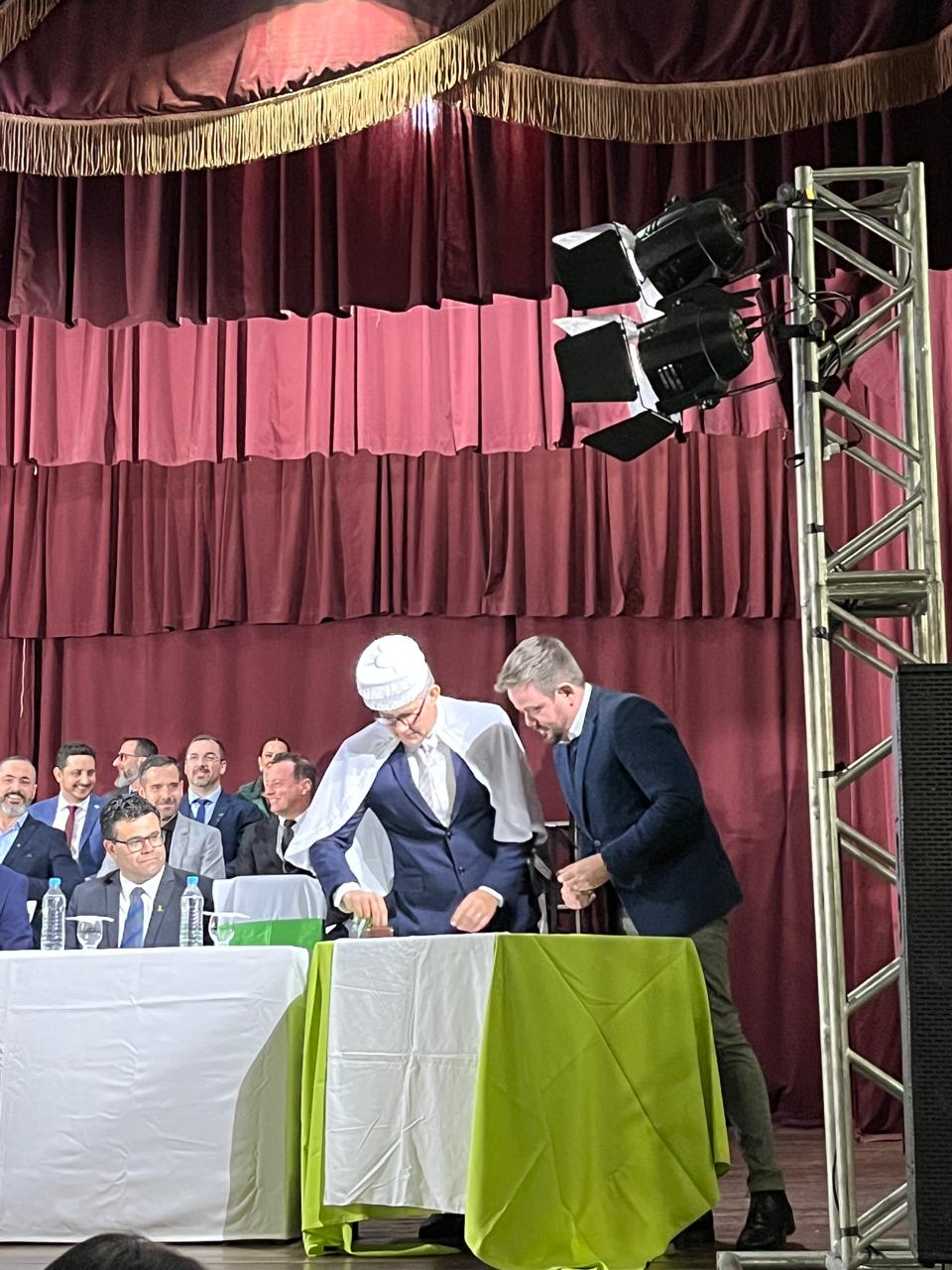 Prof. Valter sendo empossado pelo magnífico reitor